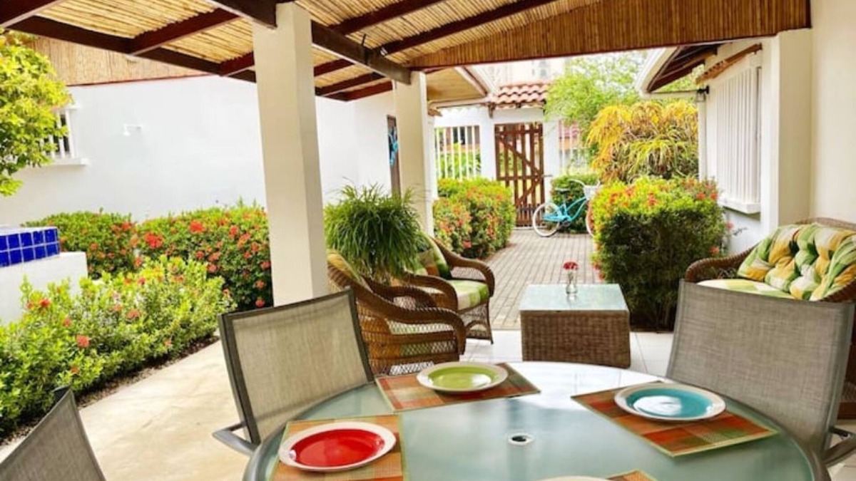 Barrio Los Villalobos Villa | Villa 1 minute walking to beach with pool A/C pet friendly