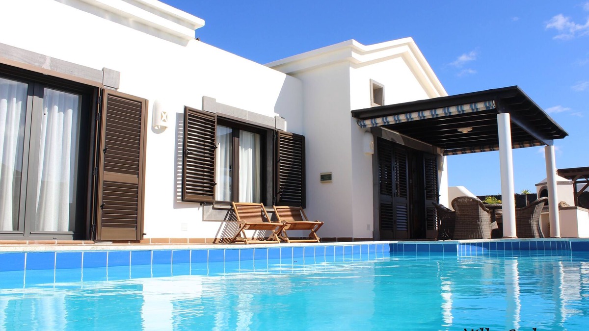 Montana Roja Villa | Villa 100% privacy. Big hot tube, pool 29°C, Wi-Fi, smartTV 2 sat. Playa Blanca.