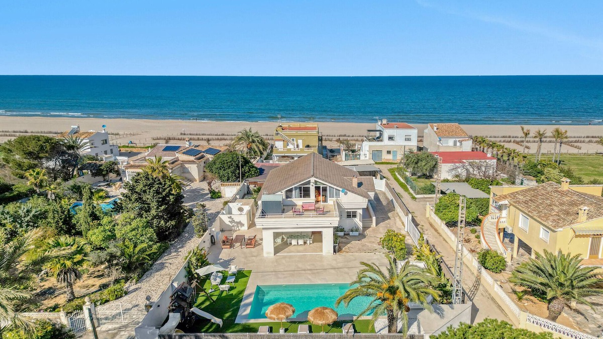 Les Deveses Villa | Villa 1ª Linea Cudei close to the Beach with Pool & Wi-Fi