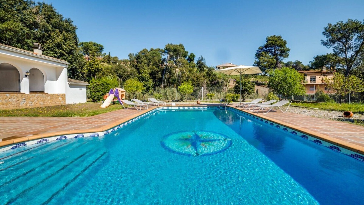 Palafolls Ski Chalet | Villa 20 pax with large private pool, garden and barbecue. Outdoor kitchen and dining room. 10 bedrooms. Free WIFI. Vivalidays Villa Genis.