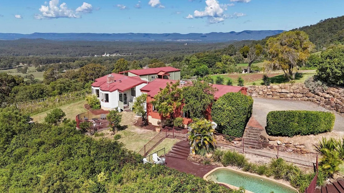 Mount View Villa | Villa 3 @ Bimbadeen Estate - Split level villa with views that stretch on forever - just for 2!