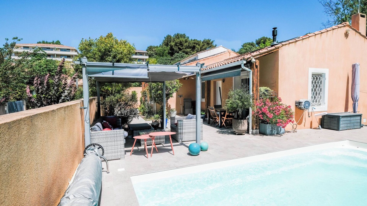 Saint-Menet House | Villa 3 Chambres , Clim, Jardin Piscine Jacuzzi