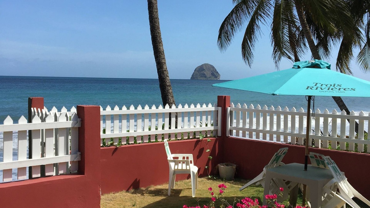 Tartane Villa | Villa 4 metres from the beach with swimming pool, close to all amenities