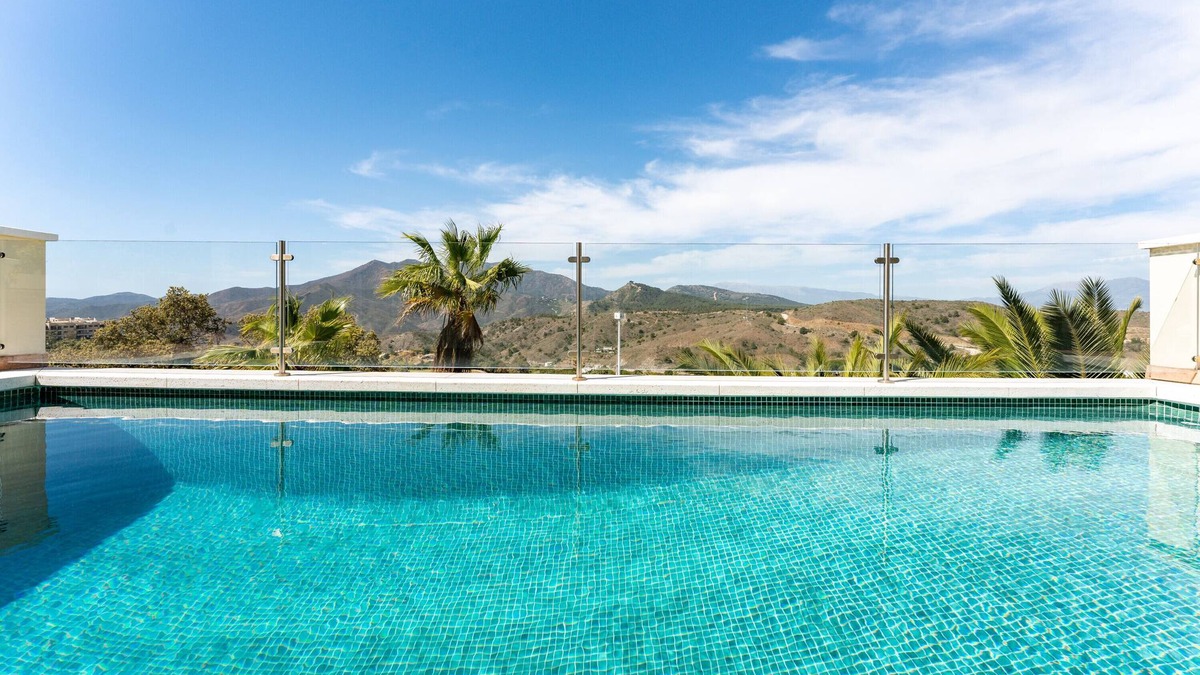 Alhaurin el Grande Villa | Villa "5 Star Detached Golf Villa" with Mountain View, Private Heated Pool & Wi-Fi