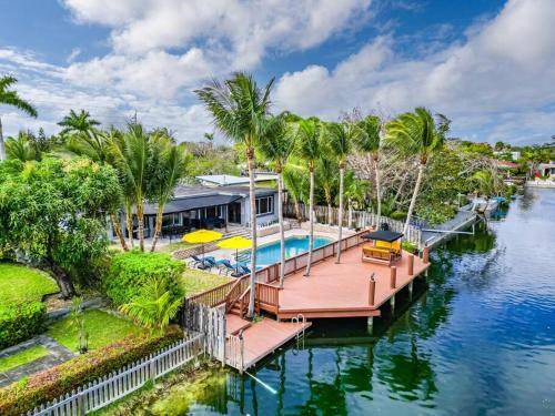 Poinsettia Heights Villa | Villa ∙ 5 bedrooms ∙ 12 guests