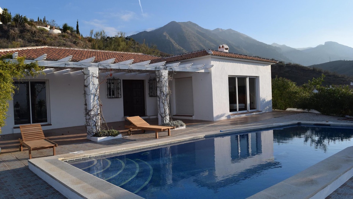 Canillas de Aceituno Villa | Villa (6 + 2) privacy, good access, near the S. Tejada N. P., 20 min from sea