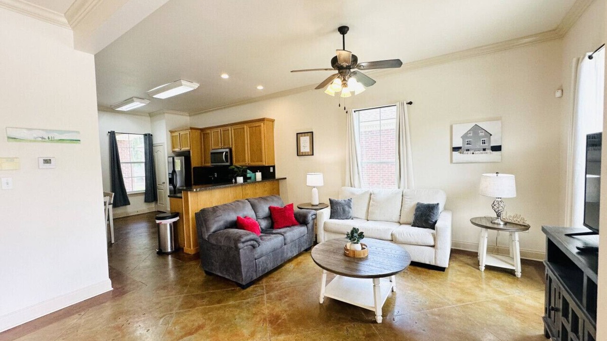 Pine Grove Apartment | Villa 7, spacious townhouse in Tickfaw, LA