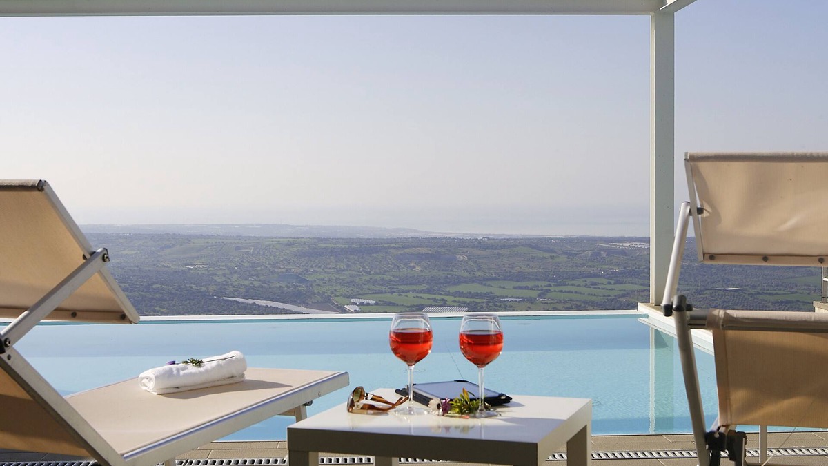 Ragusa Villa | Villa Afrodite for groups:infinity pool,tennis court,bbq,wi-fi and amazing views