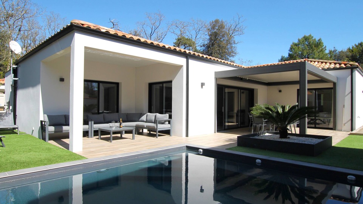 Saint-Vincent-sur-Jard House | Villa Agapanthes, perfect in any season, with heated swimming pool