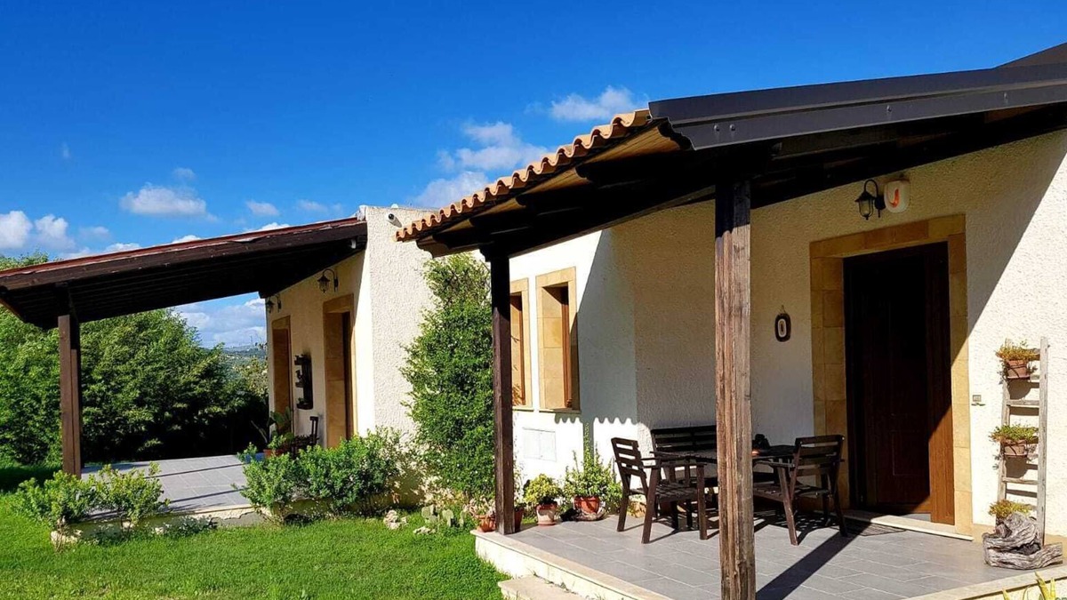 Noto Marina Villa | Villa Agape -villa elegant garden a few meters from the sea