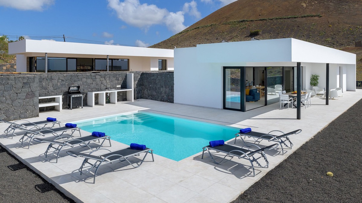 Conil Villa | Villa Ainara, Conil village with swimming pool
