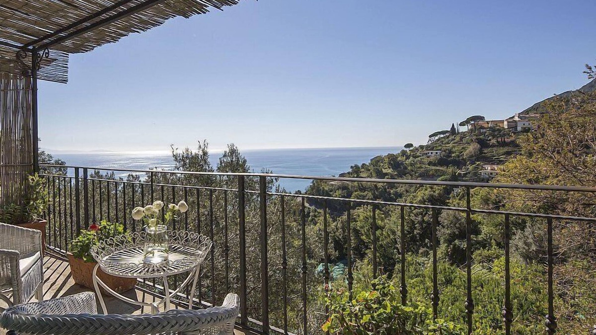 Vietri sul Mare House | Villa Albarosa C: An elegant and welcoming apartment built on the sloping cliff in front of the sea, with Free WI-FI.