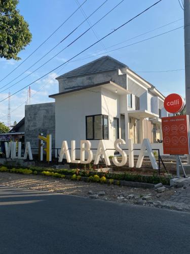 Kemuninglor Villa | Villa Albasia by Calli Rooms