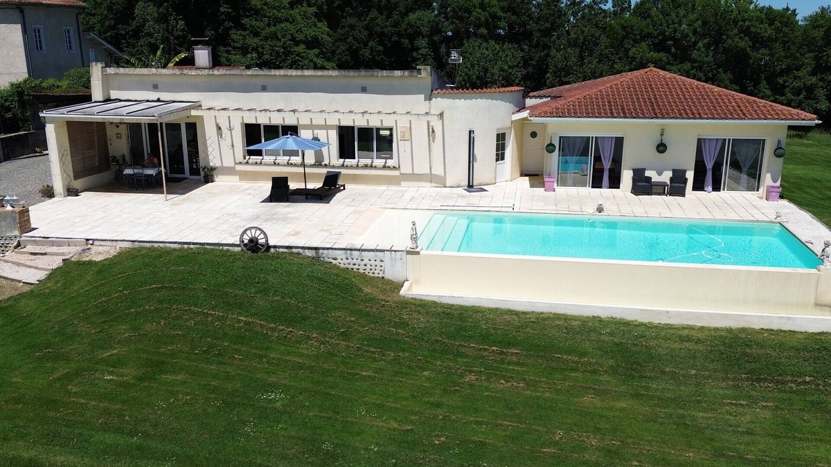 Senac Bed & Breakfast | Villa 'Albert' with Lake View, Wi-Fi and Air Conditioning