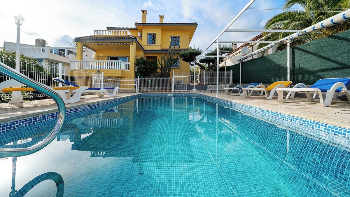 L'Ampolla Villa | 'Villa Amador' with Sea View, Pool & Wi-Fi