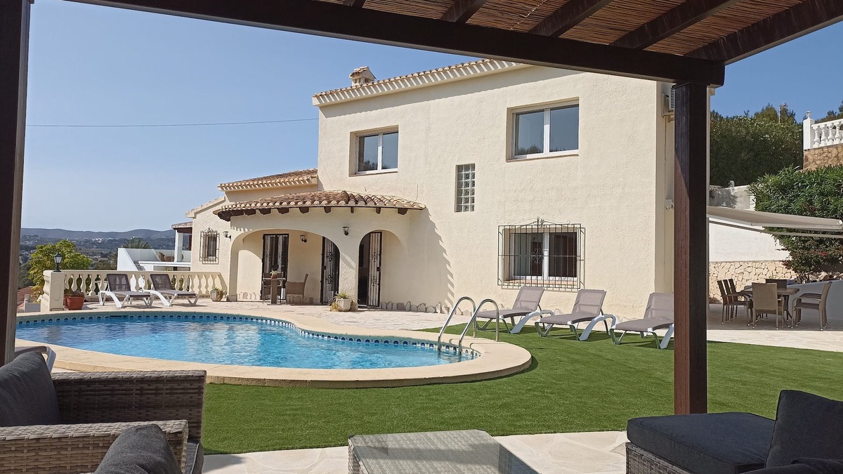 Paichi Villa | Villa Amanda, 1.5 km from the beach, sleeps 10, swimming pool, A.A., internet