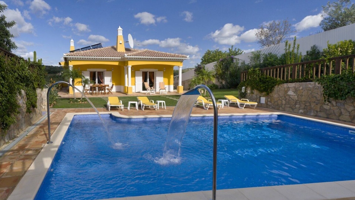 Pata de Cima Villa | Villa Amarela is a beautiful, spacious villa with private pool