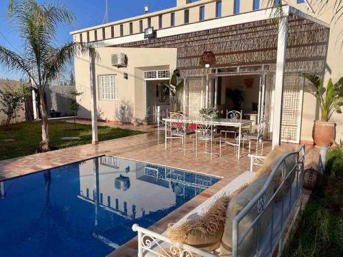 Sidi Abdallah Ghiat Villa | Villa Ambre with Pool And Garden
