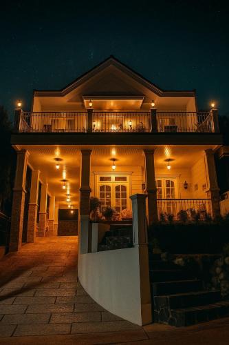 Hargomulyo Villa | Villa amira syariah