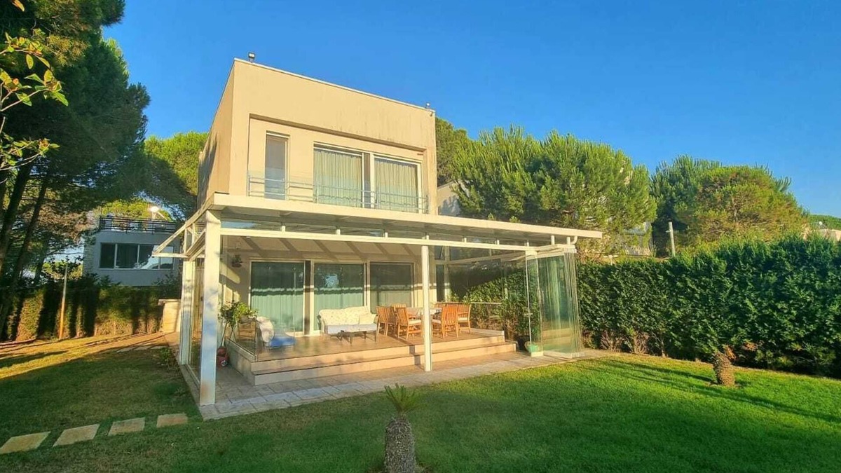 Ishem Villa | Villa Amorino by the Sea