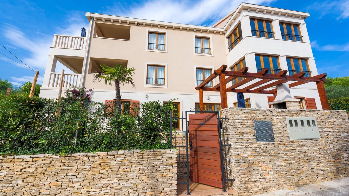 Cove Makarac (Milna) Apartment | Villa Anna GF - Best Island vacation - Luxury stay near the beach