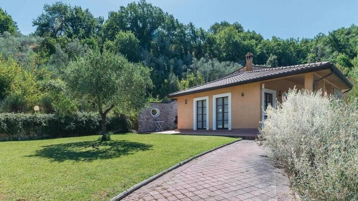 Bettona Villa | Villa Anna in Bettona, Perugia, with Swimming Pool and Tennis Court