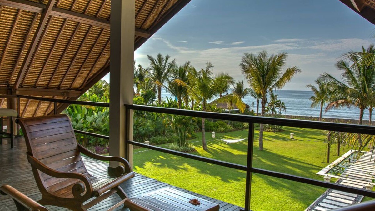 Kalisada Villa | Villa Aparna - Luxurious Balinese villa right on the beach