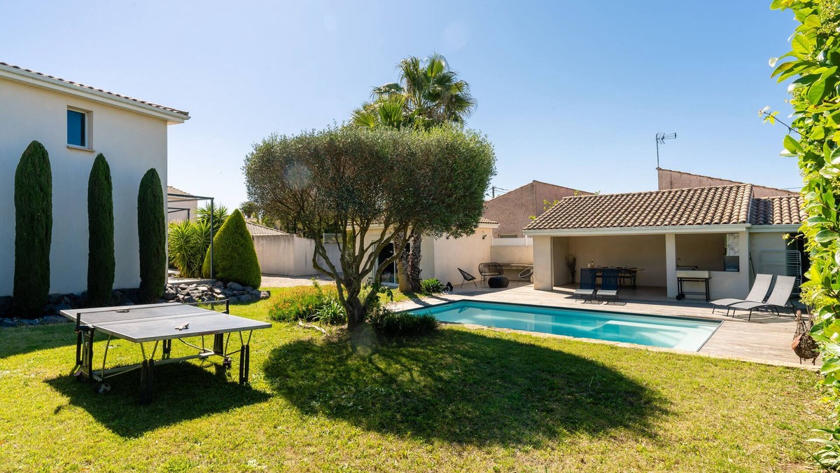 Bessan Villa | Villa Araspau, Family Getaway 10 min from Beach