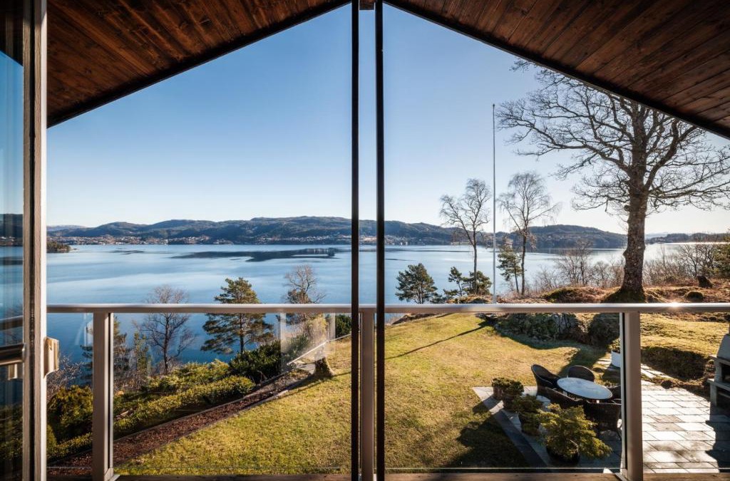 Ytrebygda Villa | Villa Arboretet - Seaside villa with private pool & infrared sauna in the heart of Arboretet, Bergen