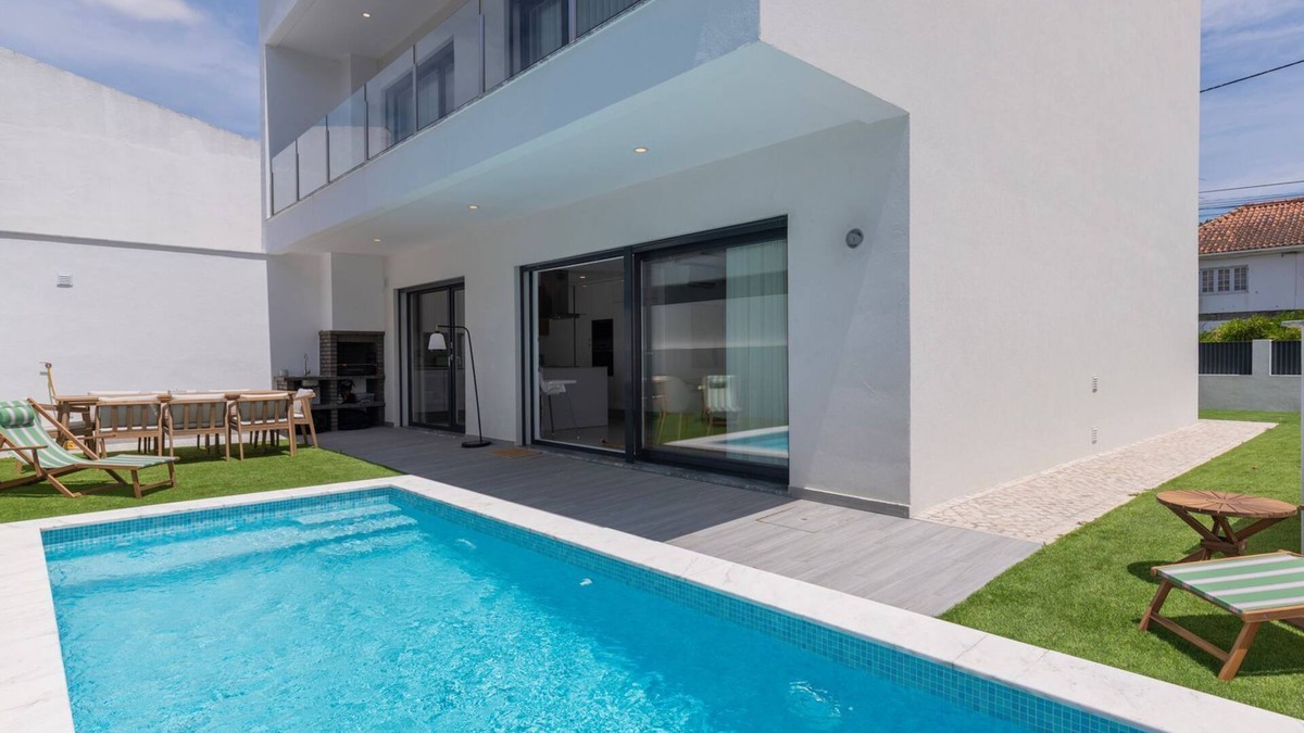 Charneca de Caparica e Sobreda House | Villa Aroeira w/Pool by LovelyStay