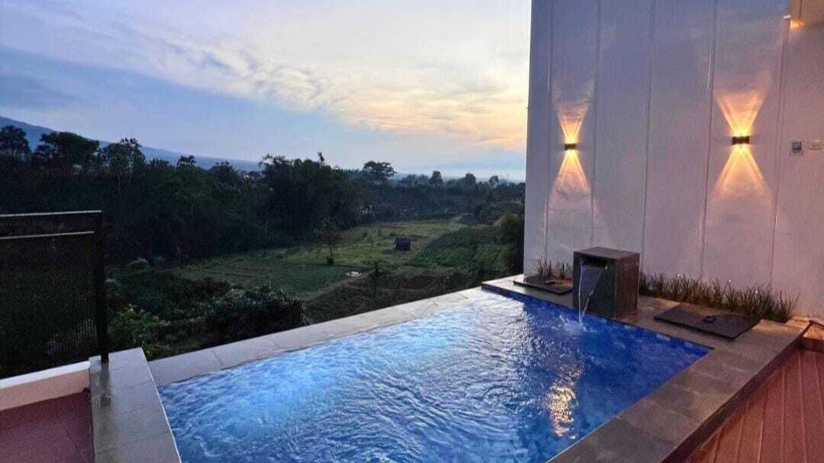Sidomulyo House | VILLA ARSY : 3 Bedrooms with AC for comfort and freshness in Batu City,East Java