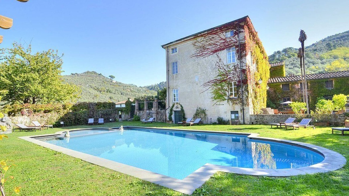 Vorno Villa | Villa Artemia: A splendid eighteenth-century three-story historical villa surrounded by a wonderful age-old park, with Free WI-FI.
