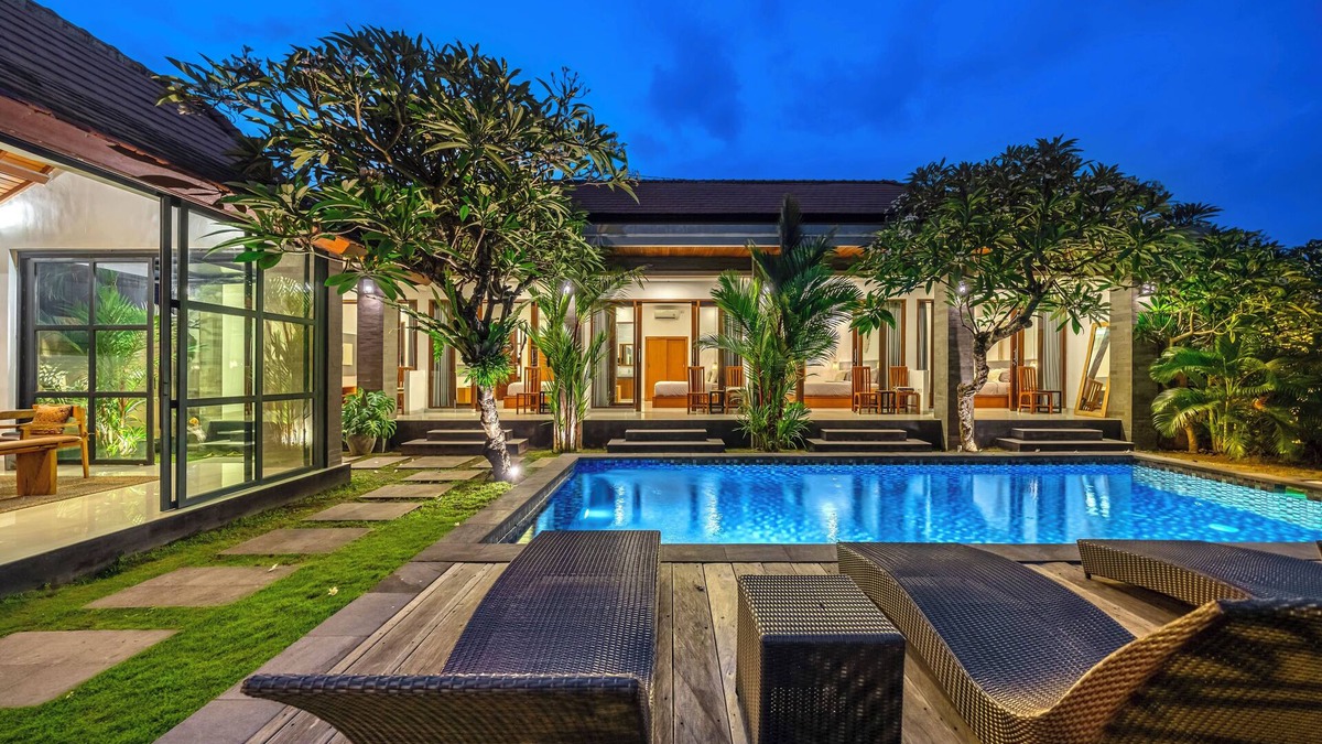 Batu Bolong Villa | Villa Aruna Batu Bolong Beauty 5 bed air/con living