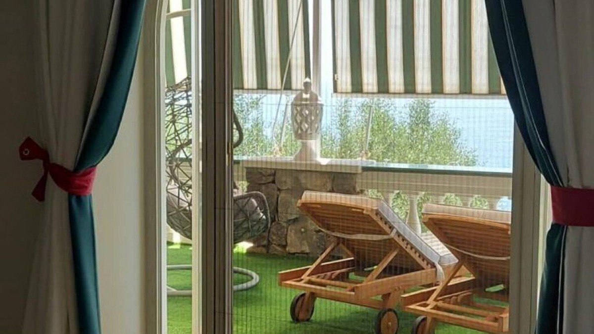 Laurito Villa | Villa Arzilla 3 is a spacious apartment located between Positano and Praiano