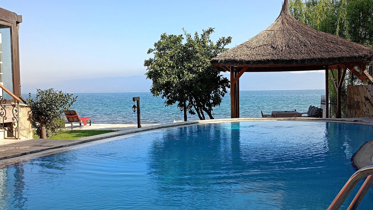 Orhangazi Villa | Villa Atroa Lake House - Cozy Studio Villa on Iznik Lake. Spectacular view.