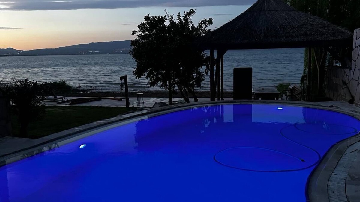 Orhangazi Villa | Villa Atroa Lakehouse - 2 Bedroom Villa on İznik Lake