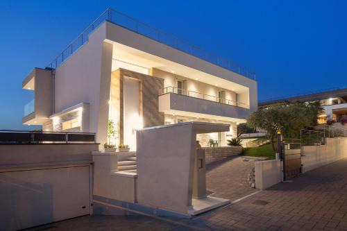 Cisano Apartment | Villa Aurora-Holiday Home APT 1