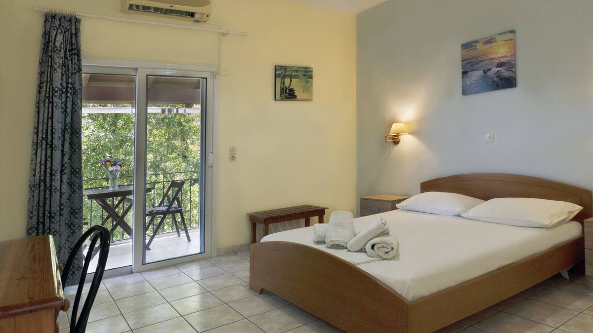 Kato Korakiana Apartment | 'Villa Avra Apartment 2nd Floor' with Mountain View, Garten & Wi-Fi