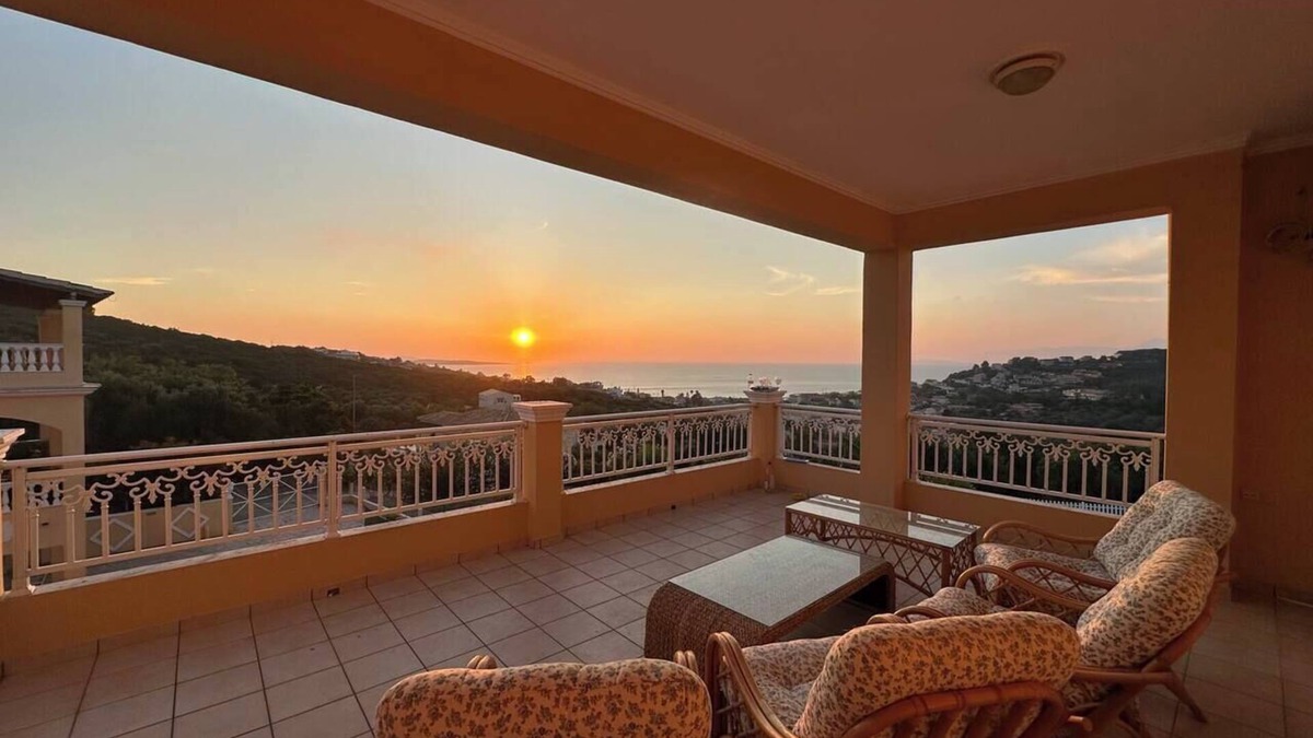 Arillas House | Villa Avra, Villa Avra Arillas : Vue sur mer et coucher de soleil avec très grande piscine