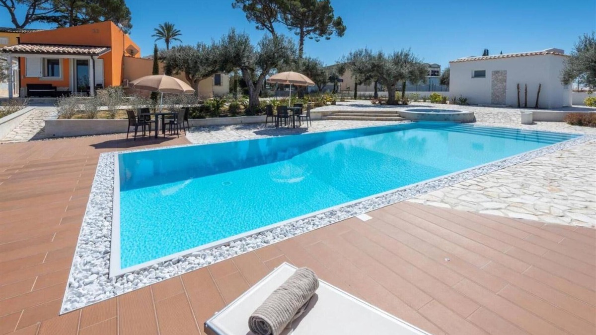 Chiaramonte Gulfi Villa | Villa 'Azzurra' with View Over the Shared Pool, Wi-Fi and Air Conditioning
