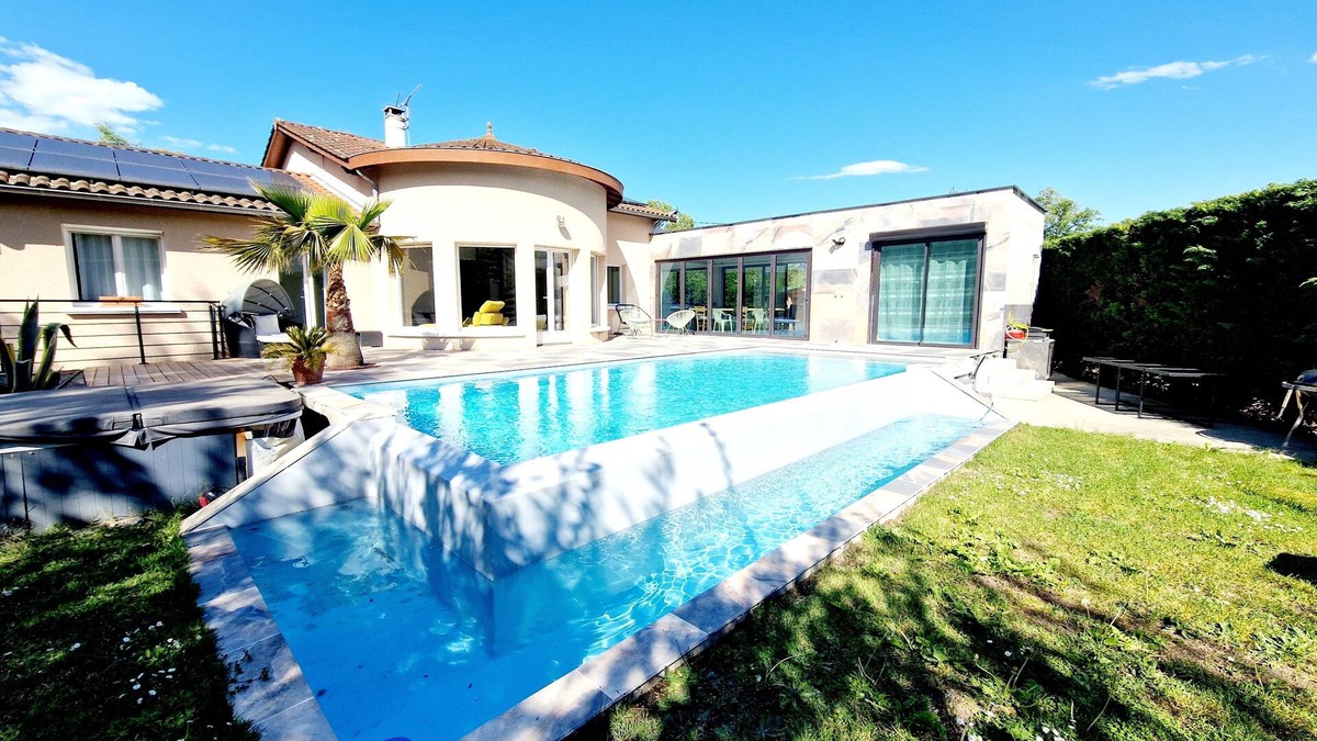 Collonges-au-Mont-d'Or Villa | Villa banks of the Saône in Collonges-Mt-d'Or: Swimming pool, Chalet and Garden