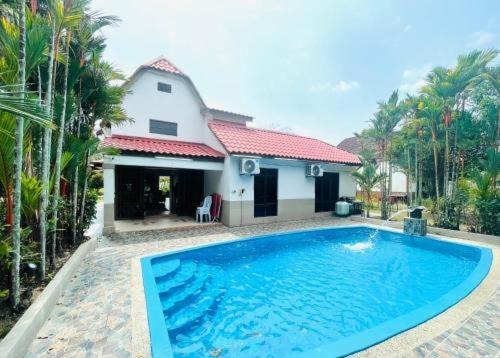 Alor Gajah Villa | Villa BABA D'FAMOSA - Homestay A'Famosa Private Pool Villa