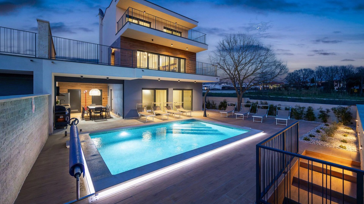 Banjole Villa | Villa Bay I near Medulin for 9 people with heated pool - playground & whirpool only 100 meters from the beach - pet friendly