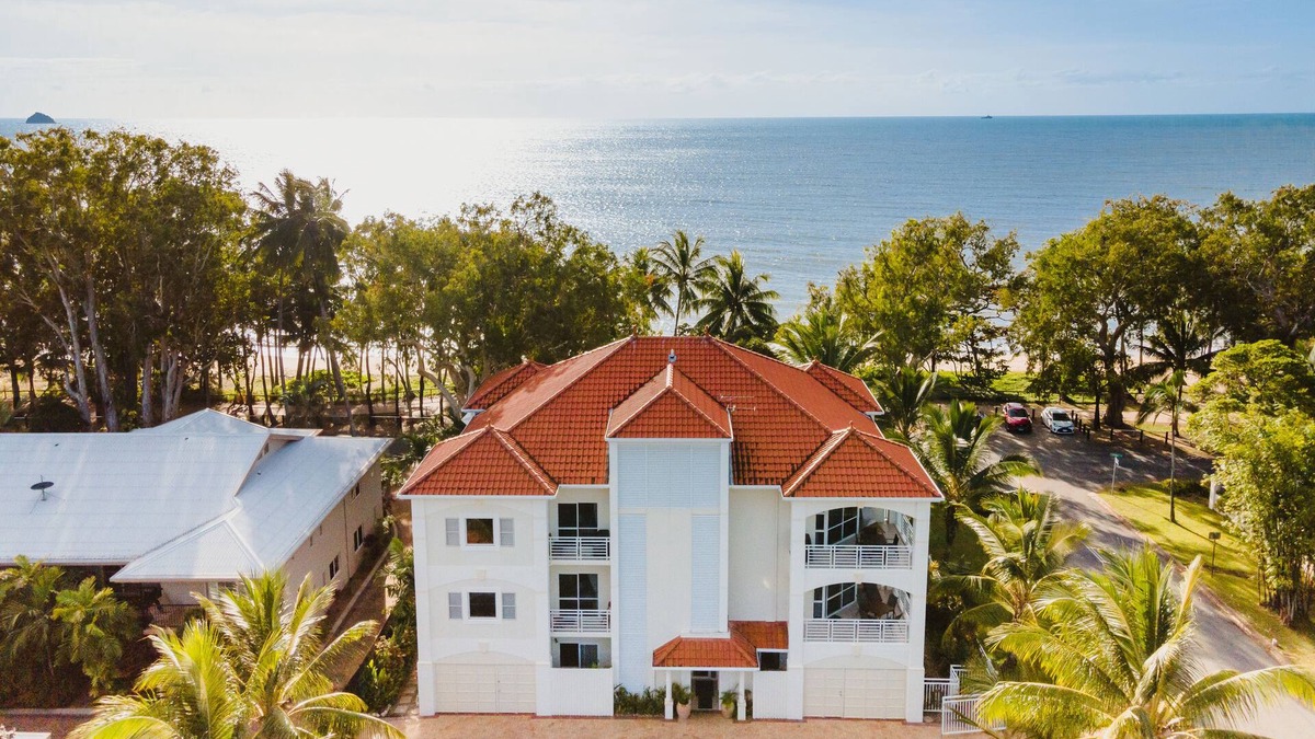 Clifton Beach Apartment | Villa Beach Palm Cove