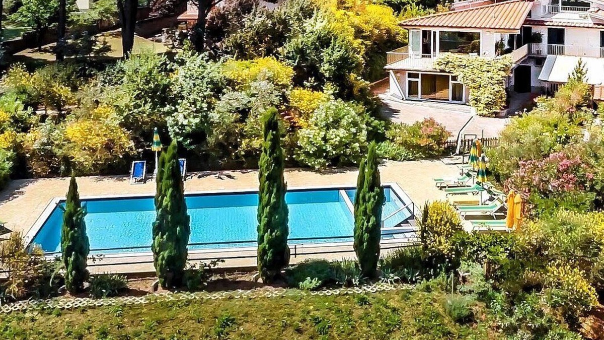 Bobolino Villa | Villa Begonia Grande: A charming two-story apartment that is part of a villa located on top of a small hill, with Free WI-FI.