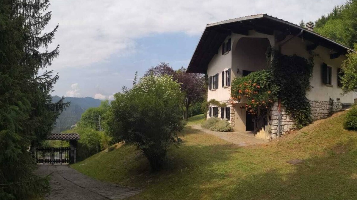 Treviso Bresciano Villa | Villa between mountains and lakes with 14 beds