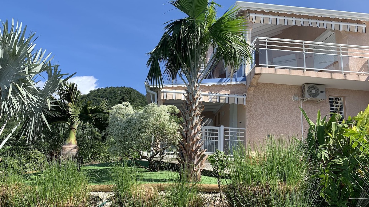 Pointe-Noire House | VILLA BETWEEN SEA AND MOUNTAIN