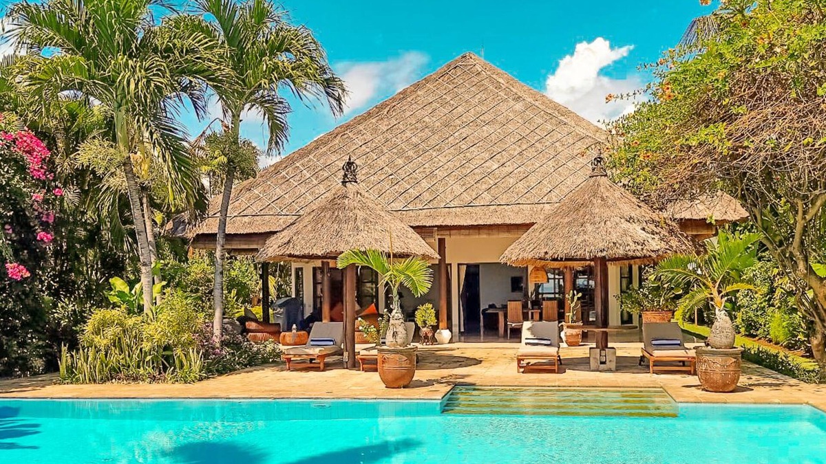 Lokapaksa Villa | Villa Bidadari, beachfront, 3 Bedrooms w/ensuite baths, private pool and staff