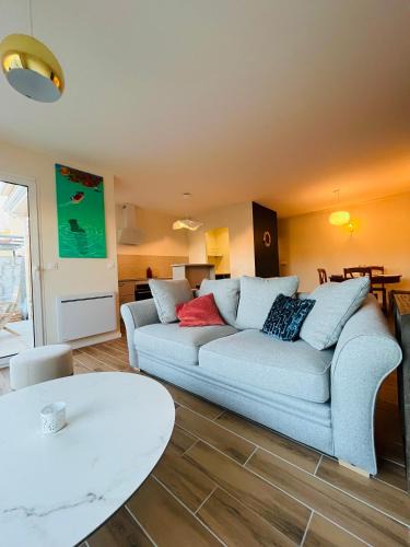 Andrezieux-Boutheon Villa | villa bleu marine chic calme et jardin