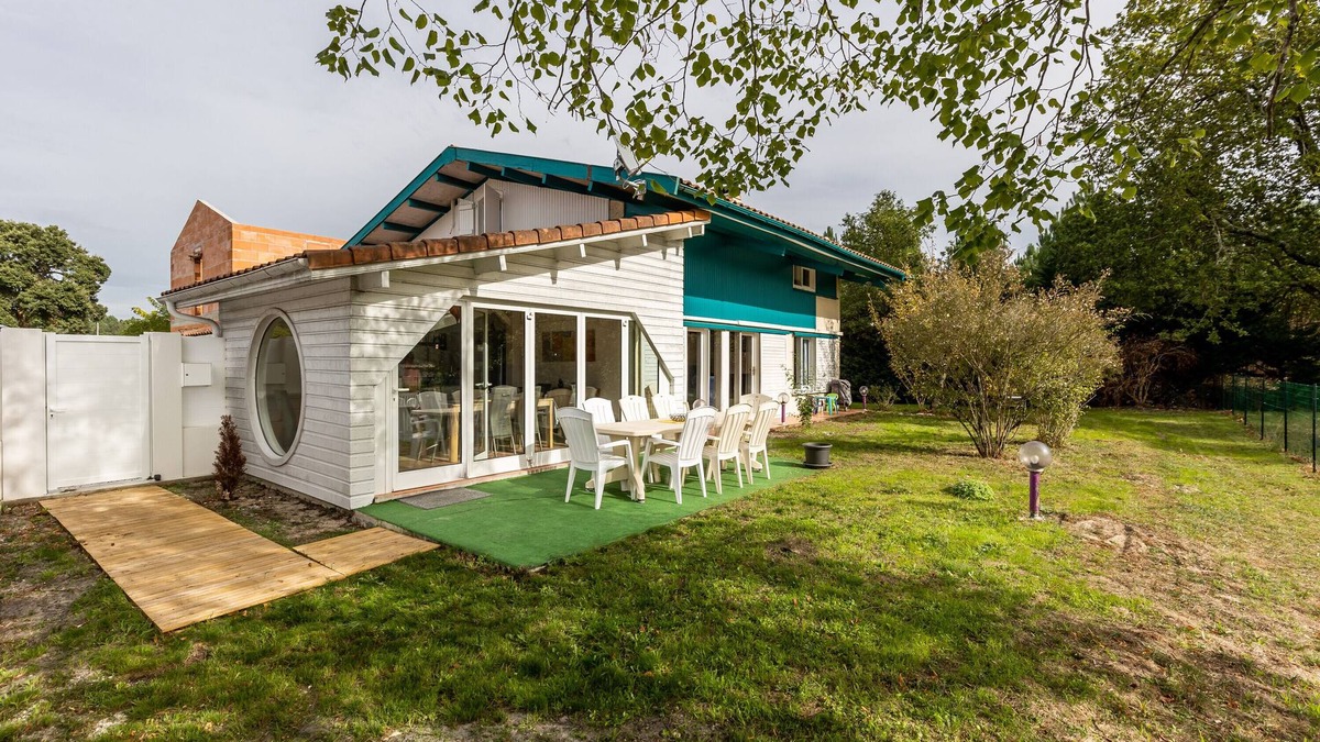 Sanguinet Villa | Villa 'Bleue' with Private Terrace, Wi-Fi and Air Conditioning